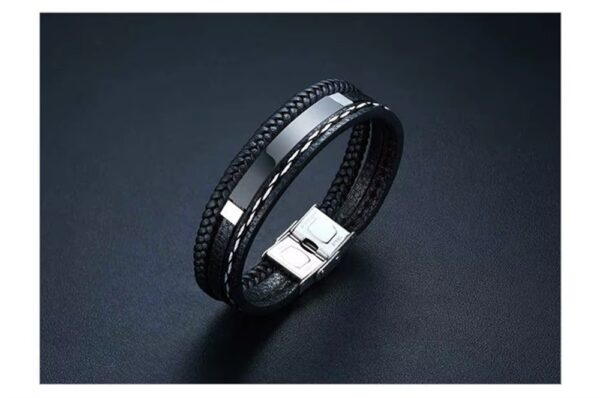 La Pulsera “Black Fusion Supreme” es la combinación perfecta entre elegancia, fuerza y modernidad. Diseñada para hombres que cuidan cada detalle, esta pieza fusiona múltiples texturas en un solo accesorio: cuero trenzado, acabado liso y detalles metálicos que crean un look sofisticado y dominante.