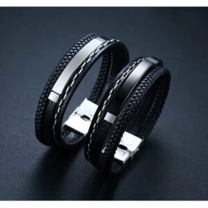 La Pulsera “Black Fusion Supreme” es la combinación perfecta entre elegancia, fuerza y modernidad. Diseñada para hombres que cuidan cada detalle, esta pieza fusiona múltiples texturas en un solo accesorio: cuero trenzado, acabado liso y detalles metálicos que crean un look sofisticado y dominante.