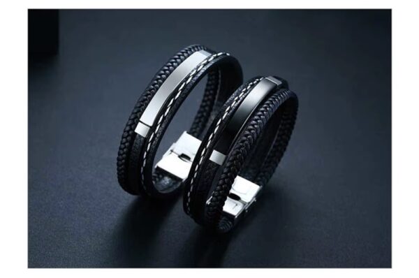 La Pulsera “Black Fusion Supreme” es la combinación perfecta entre elegancia, fuerza y modernidad. Diseñada para hombres que cuidan cada detalle, esta pieza fusiona múltiples texturas en un solo accesorio: cuero trenzado, acabado liso y detalles metálicos que crean un look sofisticado y dominante.