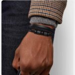 El Brazalete Urban Armor no es solo un accesorio; es una declaración de intenciones. Diseñado para el hombre que domina su entorno, esta pieza combina la textura orgánica del cuero premium con la frialdad arquitectónica del acero quirúrgico.