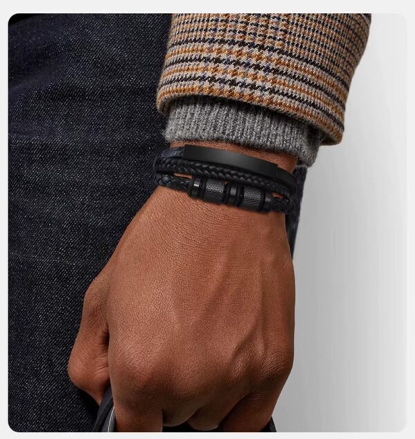 El Brazalete Urban Armor no es solo un accesorio; es una declaración de intenciones. Diseñado para el hombre que domina su entorno, esta pieza combina la textura orgánica del cuero premium con la frialdad arquitectónica del acero quirúrgico.