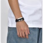 El Brazalete Urban Armor no es solo un accesorio; es una declaración de intenciones. Diseñado para el hombre que domina su entorno, esta pieza combina la textura orgánica del cuero premium con la frialdad arquitectónica del acero quirúrgico.