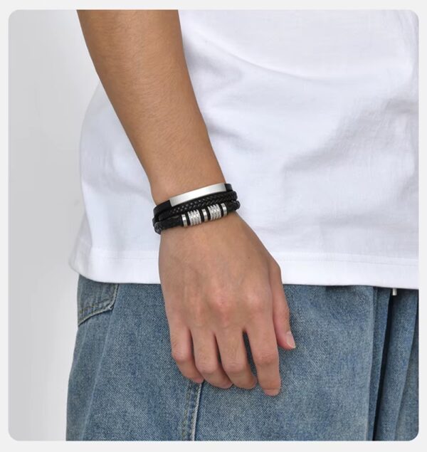 El Brazalete Urban Armor no es solo un accesorio; es una declaración de intenciones. Diseñado para el hombre que domina su entorno, esta pieza combina la textura orgánica del cuero premium con la frialdad arquitectónica del acero quirúrgico.