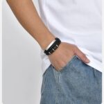 El Brazalete Urban Armor no es solo un accesorio; es una declaración de intenciones. Diseñado para el hombre que domina su entorno, esta pieza combina la textura orgánica del cuero premium con la frialdad arquitectónica del acero quirúrgico.