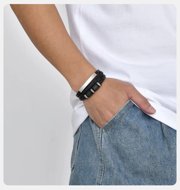 El Brazalete Urban Armor no es solo un accesorio; es una declaración de intenciones. Diseñado para el hombre que domina su entorno, esta pieza combina la textura orgánica del cuero premium con la frialdad arquitectónica del acero quirúrgico.