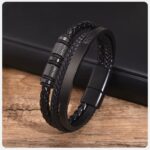 El Brazalete Urban Armor no es solo un accesorio; es una declaración de intenciones. Diseñado para el hombre que domina su entorno, esta pieza combina la textura orgánica del cuero premium con la frialdad arquitectónica del acero quirúrgico.