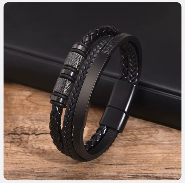 El Brazalete Urban Armor no es solo un accesorio; es una declaración de intenciones. Diseñado para el hombre que domina su entorno, esta pieza combina la textura orgánica del cuero premium con la frialdad arquitectónica del acero quirúrgico.