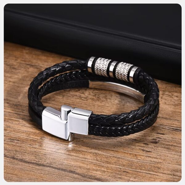 El Brazalete Urban Armor no es solo un accesorio; es una declaración de intenciones. Diseñado para el hombre que domina su entorno, esta pieza combina la textura orgánica del cuero premium con la frialdad arquitectónica del acero quirúrgico.