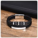 El Brazalete Urban Armor no es solo un accesorio; es una declaración de intenciones. Diseñado para el hombre que domina su entorno, esta pieza combina la textura orgánica del cuero premium con la frialdad arquitectónica del acero quirúrgico.