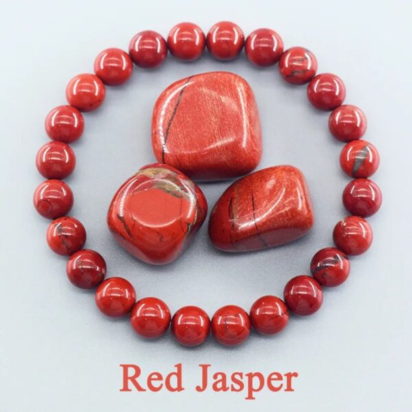 El jaspe rojo es una piedra natural reconocida desde la antigüedad por simbolizar valor, estabilidad y vitalidad. Muchas culturas la consideraban una piedra de protección y energía, ideal para personas decididas que quieren avanzar con seguridad hacia sus metas.