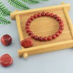 El jaspe rojo es una piedra natural reconocida desde la antigüedad por simbolizar valor, estabilidad y vitalidad. Muchas culturas la consideraban una piedra de protección y energía, ideal para personas decididas que quieren avanzar con seguridad hacia sus metas.
