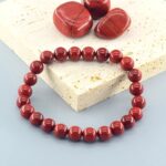 El jaspe rojo es una piedra natural reconocida desde la antigüedad por simbolizar valor, estabilidad y vitalidad. Muchas culturas la consideraban una piedra de protección y energía, ideal para personas decididas que quieren avanzar con seguridad hacia sus metas.
