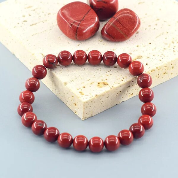 El jaspe rojo es una piedra natural reconocida desde la antigüedad por simbolizar valor, estabilidad y vitalidad. Muchas culturas la consideraban una piedra de protección y energía, ideal para personas decididas que quieren avanzar con seguridad hacia sus metas.