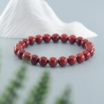 El jaspe rojo es una piedra natural reconocida desde la antigüedad por simbolizar valor, estabilidad y vitalidad. Muchas culturas la consideraban una piedra de protección y energía, ideal para personas decididas que quieren avanzar con seguridad hacia sus metas.