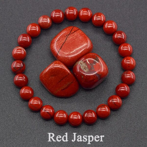 El jaspe rojo es una piedra natural reconocida desde la antigüedad por simbolizar valor, estabilidad y vitalidad. Muchas culturas la consideraban una piedra de protección y energía, ideal para personas decididas que quieren avanzar con seguridad hacia sus metas.