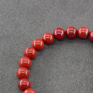 PULSERA JASPE ROJO8 El jaspe rojo es una piedra natural reconocida desde la antigüedad por simbolizar valor, estabilidad y vitalidad. Muchas culturas la consideraban una piedra de protección y energía, ideal para personas decididas que quieren avanzar con seguridad hacia sus metas.