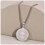 ✨ **COLLAR “SAN BENITO PROTECTOR” – FE, ESTILO Y PROTECCIÓN EN TODO MOMENTO** ✨ Lleva contigo más que un accesorio… lleva un símbolo de protección poderosa 🙏 Este elegante collar con medalla de **San Benito** es reconocido por su significado espiritual, ideal para quienes buscan protección, fe y un estilo sobrio pero impactante. 🛡️ **Un símbolo que protege** La medalla de San Benito es conocida mundialmente por su poder contra energías negativas, brindando seguridad, paz y fortaleza espiritual a quien la porta. 💎 **Elegancia que combina con todo** Su diseño minimalista en acabado plateado lo convierte en una pieza versátil, perfecta para uso diario o para complementar cualquier outfit con un toque significativo. 📏 **Características del producto:** * Material: Acero inoxidable de alta calidad (resistente y duradero) * Color: Plateado (también disponible en dorado) * Diámetro del dije: 25.8 mm * Largo de cadena: 60 cm * Peso: 8.16 g * Diseño: Medalla de San Benito grabada con detalles finos * Garantía: 30 días (satisfacción asegurada) 🔥 **¿Por qué debes tenerlo?** Porque no solo mejora tu estilo… también te brinda una sensación de protección y confianza todos los días. Es ideal para personas que valoran la fe y quieren llevarla consigo en todo momento. 🎁 **Un regalo con significado real** Perfecto para obsequiar a alguien especial, transmitiendo un mensaje de cuidado, protección y bendición. ⚠️ **Alta demanda – Stock limitado** Este tipo de accesorios espirituales está en tendencia. No te quedes sin el tuyo. 👉 **Ordénalo ahora y lleva contigo un símbolo de protección y fe todos los días** 🙌