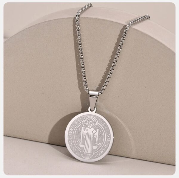 ✨ **COLLAR “SAN BENITO PROTECTOR” – FE, ESTILO Y PROTECCIÓN EN TODO MOMENTO** ✨ Lleva contigo más que un accesorio… lleva un símbolo de protección poderosa 🙏 Este elegante collar con medalla de **San Benito** es reconocido por su significado espiritual, ideal para quienes buscan protección, fe y un estilo sobrio pero impactante. 🛡️ **Un símbolo que protege** La medalla de San Benito es conocida mundialmente por su poder contra energías negativas, brindando seguridad, paz y fortaleza espiritual a quien la porta. 💎 **Elegancia que combina con todo** Su diseño minimalista en acabado plateado lo convierte en una pieza versátil, perfecta para uso diario o para complementar cualquier outfit con un toque significativo. 📏 **Características del producto:** * Material: Acero inoxidable de alta calidad (resistente y duradero) * Color: Plateado (también disponible en dorado) * Diámetro del dije: 25.8 mm * Largo de cadena: 60 cm * Peso: 8.16 g * Diseño: Medalla de San Benito grabada con detalles finos * Garantía: 30 días (satisfacción asegurada) 🔥 **¿Por qué debes tenerlo?** Porque no solo mejora tu estilo… también te brinda una sensación de protección y confianza todos los días. Es ideal para personas que valoran la fe y quieren llevarla consigo en todo momento. 🎁 **Un regalo con significado real** Perfecto para obsequiar a alguien especial, transmitiendo un mensaje de cuidado, protección y bendición. ⚠️ **Alta demanda – Stock limitado** Este tipo de accesorios espirituales está en tendencia. No te quedes sin el tuyo. 👉 **Ordénalo ahora y lleva contigo un símbolo de protección y fe todos los días** 🙌