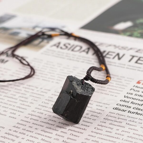 No es solo un collar… es tu escudo energético diario. Este poderoso collar de Turmalina Negra combina estilo, minimalismo y significado en una sola pieza que transforma tu presencia.