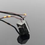 No es solo un collar… es tu escudo energético diario. Este poderoso collar de Turmalina Negra combina estilo, minimalismo y significado en una sola pieza que transforma tu presencia.