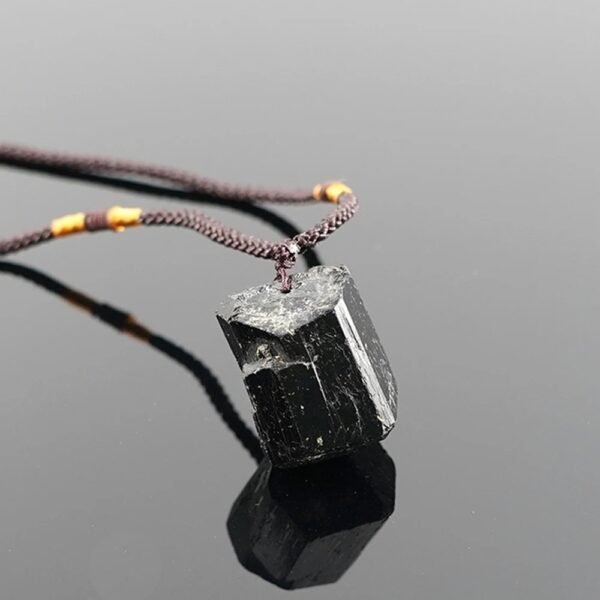 No es solo un collar… es tu escudo energético diario. Este poderoso collar de Turmalina Negra combina estilo, minimalismo y significado en una sola pieza que transforma tu presencia.
