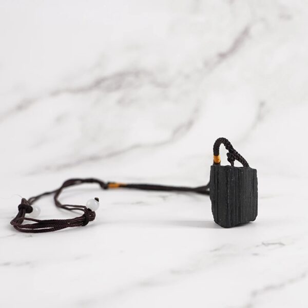 No es solo un collar… es tu escudo energético diario. Este poderoso collar de Turmalina Negra combina estilo, minimalismo y significado en una sola pieza que transforma tu presencia.