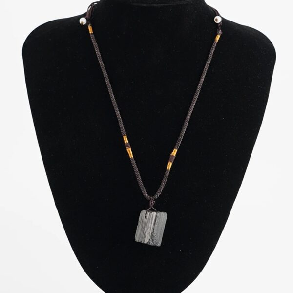 No es solo un collar… es tu escudo energético diario. Este poderoso collar de Turmalina Negra combina estilo, minimalismo y significado en una sola pieza que transforma tu presencia.