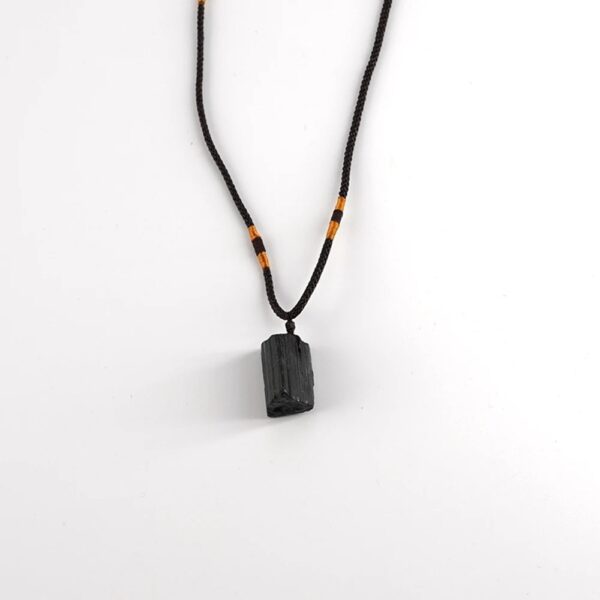 No es solo un collar… es tu escudo energético diario. Este poderoso collar de Turmalina Negra combina estilo, minimalismo y significado en una sola pieza que transforma tu presencia.