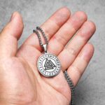 No es solo un accesorio… es un símbolo de fuerza, destino y valentía. Este collar con el poderoso Valknut representa la conexión entre la vida, la muerte y el espíritu guerrero.