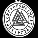 No es solo un accesorio… es un símbolo de fuerza, destino y valentía. Este collar con el poderoso Valknut representa la conexión entre la vida, la muerte y el espíritu guerrero.