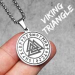 No es solo un accesorio… es un símbolo de fuerza, destino y valentía. Este collar con el poderoso Valknut representa la conexión entre la vida, la muerte y el espíritu guerrero.