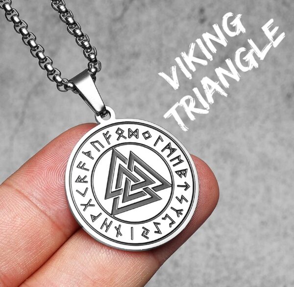 No es solo un accesorio… es un símbolo de fuerza, destino y valentía. Este collar con el poderoso Valknut representa la conexión entre la vida, la muerte y el espíritu guerrero.