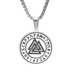 No es solo un accesorio… es un símbolo de fuerza, destino y valentía. Este collar con el poderoso Valknut representa la conexión entre la vida, la muerte y el espíritu guerrero.