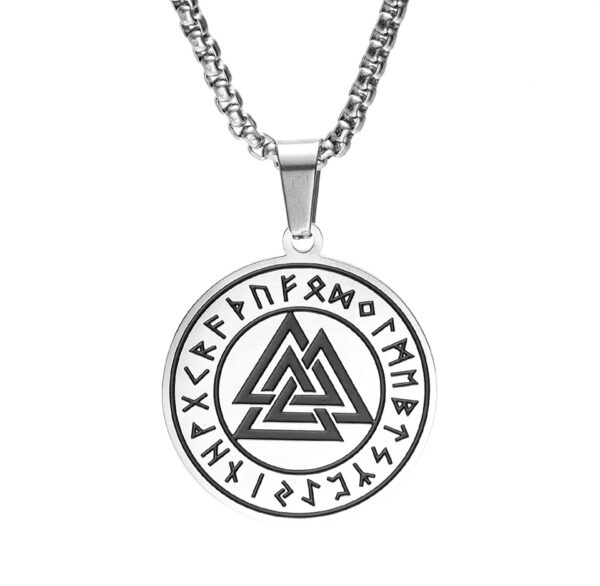No es solo un accesorio… es un símbolo de fuerza, destino y valentía. Este collar con el poderoso Valknut representa la conexión entre la vida, la muerte y el espíritu guerrero.