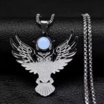 Hay piezas que se llevan y piezas que te definen. El Collar Búho Ancestral no es solo joyería; es un símbolo de visión nocturna, intuición aguda y una fuerza imperturbable