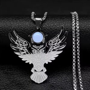 Hay piezas que se llevan y piezas que te definen. El Collar Búho Ancestral no es solo joyería; es un símbolo de visión nocturna, intuición aguda y una fuerza imperturbable