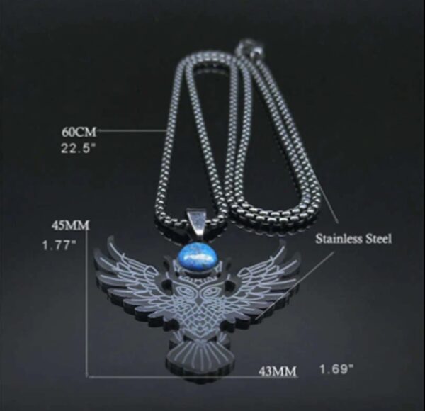 Hay piezas que se llevan y piezas que te definen. El Collar Búho Ancestral no es solo joyería; es un símbolo de visión nocturna, intuición aguda y una fuerza imperturbable