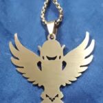 Hay piezas que se llevan y piezas que te definen. El Collar Búho Ancestral no es solo joyería; es un símbolo de visión nocturna, intuición aguda y una fuerza imperturbable