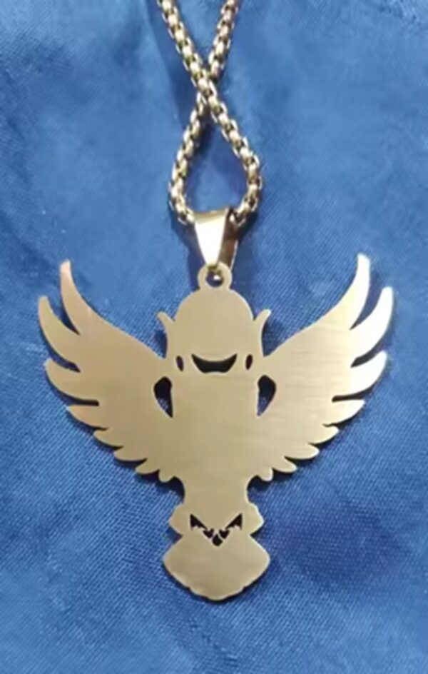 Hay piezas que se llevan y piezas que te definen. El Collar Búho Ancestral no es solo joyería; es un símbolo de visión nocturna, intuición aguda y una fuerza imperturbable