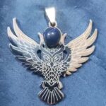 Hay piezas que se llevan y piezas que te definen. El Collar Búho Ancestral no es solo joyería; es un símbolo de visión nocturna, intuición aguda y una fuerza imperturbable