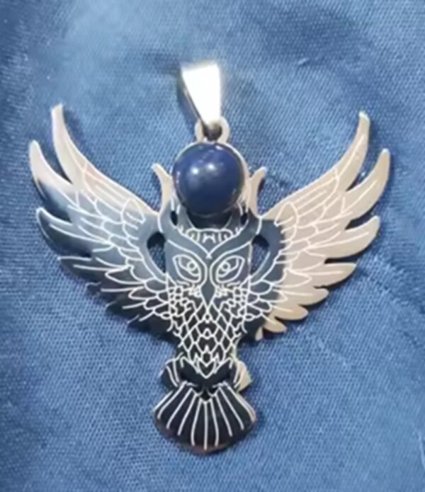 Hay piezas que se llevan y piezas que te definen. El Collar Búho Ancestral no es solo joyería; es un símbolo de visión nocturna, intuición aguda y una fuerza imperturbable