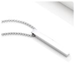 La combinación de cadena tipo cubana + cadena fina con dije rectangular crea un contraste moderno, sofisticado y muy atractivo. Es el tipo de accesorio que hace que tu outfit pase de básico a impactante en segundos.