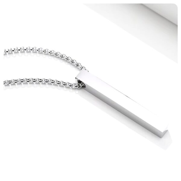 La combinación de cadena tipo cubana + cadena fina con dije rectangular crea un contraste moderno, sofisticado y muy atractivo. Es el tipo de accesorio que hace que tu outfit pase de básico a impactante en segundos.