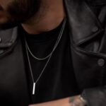 La combinación de cadena tipo cubana + cadena fina con dije rectangular crea un contraste moderno, sofisticado y muy atractivo. Es el tipo de accesorio que hace que tu outfit pase de básico a impactante en segundos.