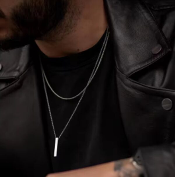 La combinación de cadena tipo cubana + cadena fina con dije rectangular crea un contraste moderno, sofisticado y muy atractivo. Es el tipo de accesorio que hace que tu outfit pase de básico a impactante en segundos.