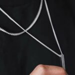 La combinación de cadena tipo cubana + cadena fina con dije rectangular crea un contraste moderno, sofisticado y muy atractivo. Es el tipo de accesorio que hace que tu outfit pase de básico a impactante en segundos.
