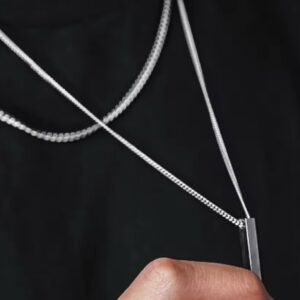 collar doble rectangular5 La combinación de cadena tipo cubana + cadena fina con dije rectangular crea un contraste moderno, sofisticado y muy atractivo. Es el tipo de accesorio que hace que tu outfit pase de básico a impactante en segundos.