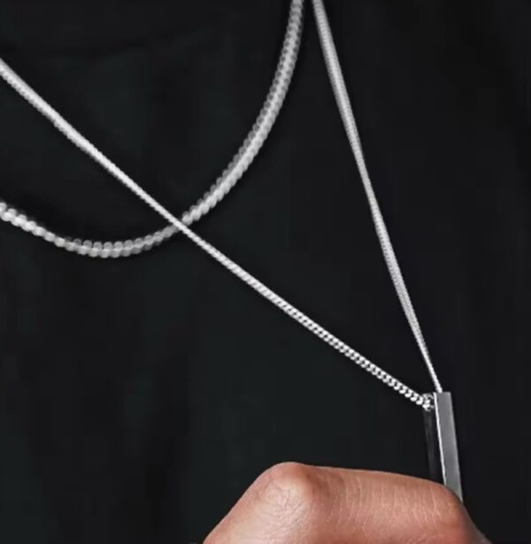 La combinación de cadena tipo cubana + cadena fina con dije rectangular crea un contraste moderno, sofisticado y muy atractivo. Es el tipo de accesorio que hace que tu outfit pase de básico a impactante en segundos.