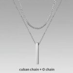 La combinación de cadena tipo cubana + cadena fina con dije rectangular crea un contraste moderno, sofisticado y muy atractivo. Es el tipo de accesorio que hace que tu outfit pase de básico a impactante en segundos.