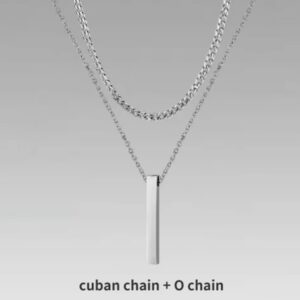 La combinación de cadena tipo cubana + cadena fina con dije rectangular crea un contraste moderno, sofisticado y muy atractivo. Es el tipo de accesorio que hace que tu outfit pase de básico a impactante en segundos.
